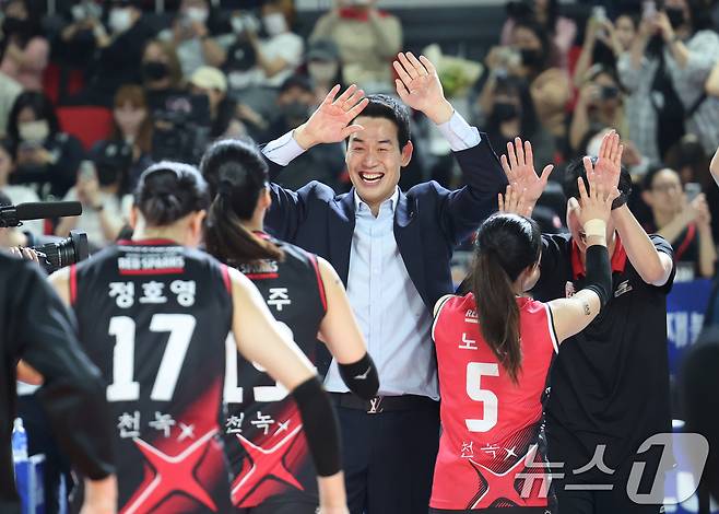 4일 오후 대전 중구 충무실내체육관에서 열린 프로배구 '2024-2025 도드람 V리그' 여자부 챔피언결정전 3차전, 정관장과 흥국생명의 경기에서 세트 스코어 3대2로 승리한 정관장 고희진 감독이 선수들과 기쁨을 나누고 있다. 2025.4.4/뉴스1 ⓒ News1 김영운 기자