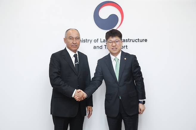 진현환 국토교통부 1차관(오른쪽)과 투르크메니스탄 알카닥(Arkadaq) 도시건설 위원장.(국토교통부 제공)