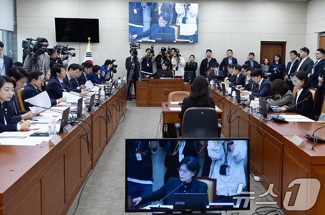 최민희 과학기술방송통신위원회 위원장이 18일 오전 서울 여의도 국회에서 열린 제424회 국회(임시회) 과방위 제2차 전체회의에서 의사봉을 두드리고 있다. 2025.4.18/뉴스1 ⓒ News1 이재명 기자