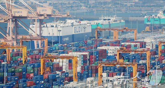 10일 경기 평택시 포승읍 평택항 수출 야적장에 컨테이너들이 쌓여있다. 2025.4.10/뉴스1 ⓒ News1 김영운 기자