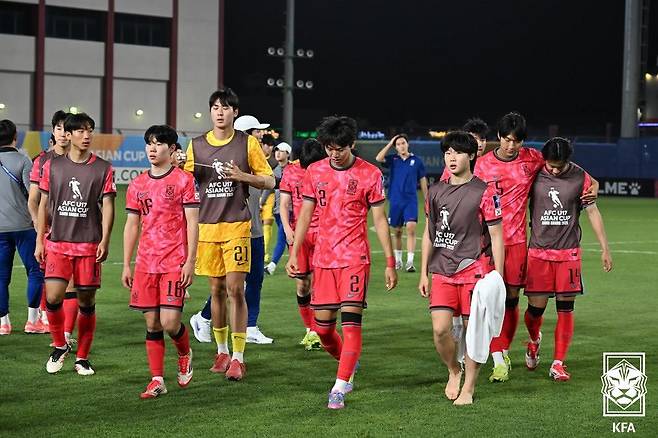 4강전 패배 후 고개 숙인 U17 선수들(대한축구협회 제공)