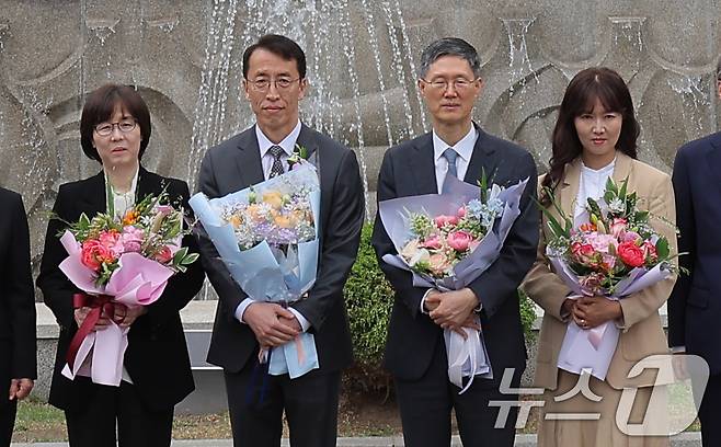 문형배 헌법재판소장 대행과 이미선 헌법재판관이 18일 오전 서울 종로구 재동 헌법재판소 앞에서 퇴임식을 마친 뒤 기념촬영을 하고 있다. 2025.4.18/뉴스1 ⓒ News1 박정호 기자
