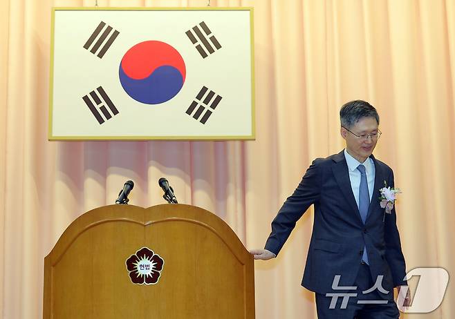 문형배 헌법재판소장 권한대행이 18일 오전 서울 종로구 재동 헌법재판소 대강당에서 열린 문형배·이미선 헌법재판관 퇴임식에서 퇴임사를 마친 뒤 단상에서 내려가고 있다. 2025.4.18/뉴스1 ⓒ News1 박정호 기자