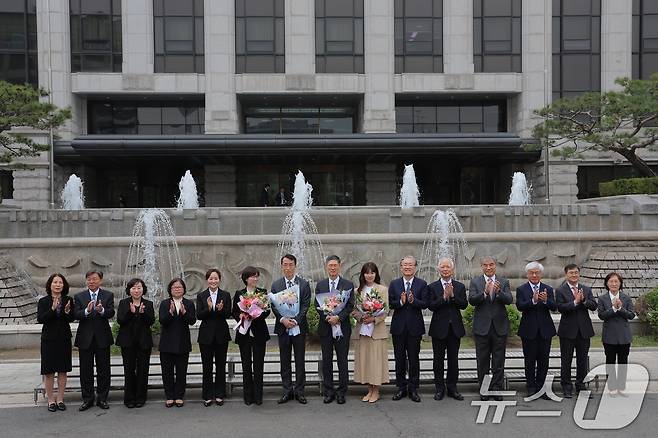 18일 오전 서울 종로구 재동 헌법재판소에서 열린 문형배·이미선 헌법재판관 퇴임식 후 헌법재판관들과 직원들이 기념 촬영을 하고 있다. 2025.4.18/뉴스1 ⓒ News1 박정호 기자