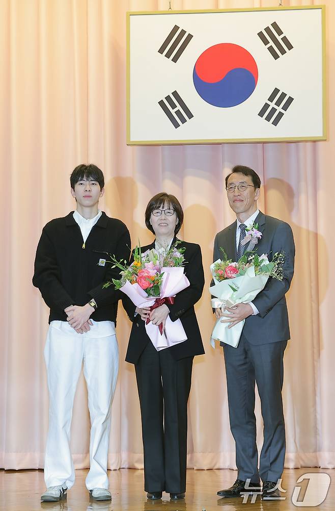 이미선 헌법재판관이 18일 오전 서울 종로구 재동 헌법재판소 대강당에서 열린 문형배·이미선 헌법재판관 퇴임식에서 가족과 기념 촬영을 하고 있다. 2025.4.18/뉴스1 ⓒ News1 박정호 기자