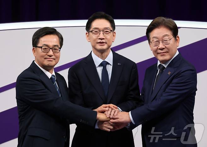 18일 저녁 상암MBC 스튜디오에서 열린 더불어민주당 대선 경선 후보자 첫 TV토론에 참석한 (오른쪽부터) 이재명, 김경수, 김동연 후보자가 손을 맞잡고 있다. 2025.4.18/뉴스1 ⓒ News1 국회사진취재단