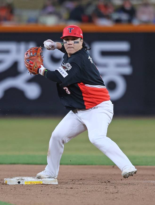 KIA 김선빈이 28일 대전 한화생명 볼파크에서 열린 2025 KBO리그 정규시즌 한화전에서 수비하고 있다. 사진 | KIA 타이거즈
