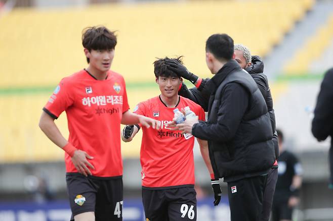 춘천송암스포츠타운주경기장/ K리그1/ 강원FC vs 광주FC/ 강원 최병찬 득점/ 골 세레머니/ 사진 김경태