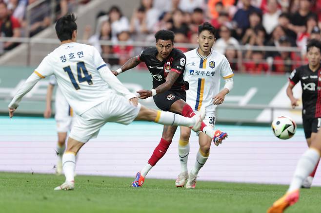 서울월드컵경기장/ K리그1/ FC서울 vs 광주FC/ 서울 린가드/ 슛/ 슈팅/ 사진 곽동혁