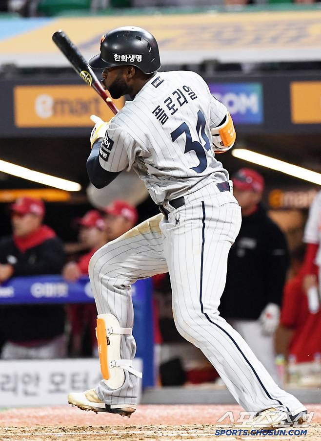 5회 2사 이후 역전 적시타를 치며 선발 류현진에게 승리 투수 요건을 선물한 플로리얼.