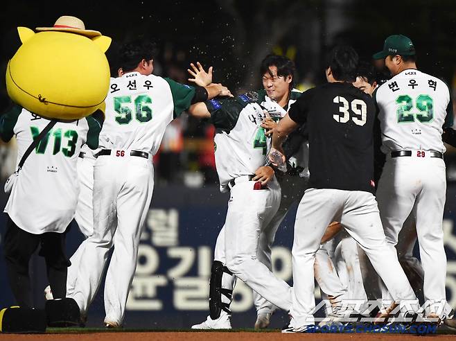 17일 광주 기아 챔피언스필드에서 열린 KT-KIA전. 9회말 2사 만루 나성범의 끝내기 적시타로 KIA가 5대4 역전승을 거뒀다. 나성범이 동료들의 축하를 받고 있다. 광주=정재근 기자 cjg@sportschosun.com/2025.4.17/