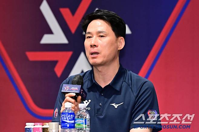 한국 올스타 강성형 감독이 한국-태국 올스타 슈퍼매치 미디어데이에서 질문에 답하고 있다. 사진제공=KOVO
