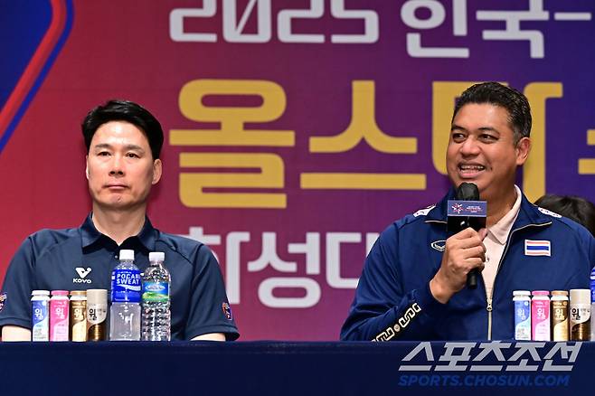태국 올스타 키아티퐁 감독이 한국-태국 올스타 슈퍼매치 미디어데이에서 질문에 답변하고 있다. 사진제공=KOVO