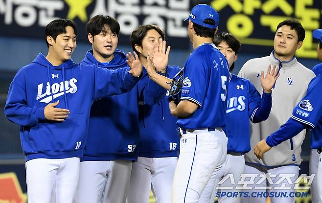 17일 잠실야구장에서 열린 LG와 삼성의 경기, 삼성이 6대3으로 승리했다. 승리투수가 된 원태인이 미소를 지으며 선수들을 맞이하고 있다. 잠실=허상욱 기자wook@sportschosun.com/2025.04.17/