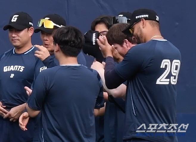 선수들 박수에 고개 숙여 답하는 반즈