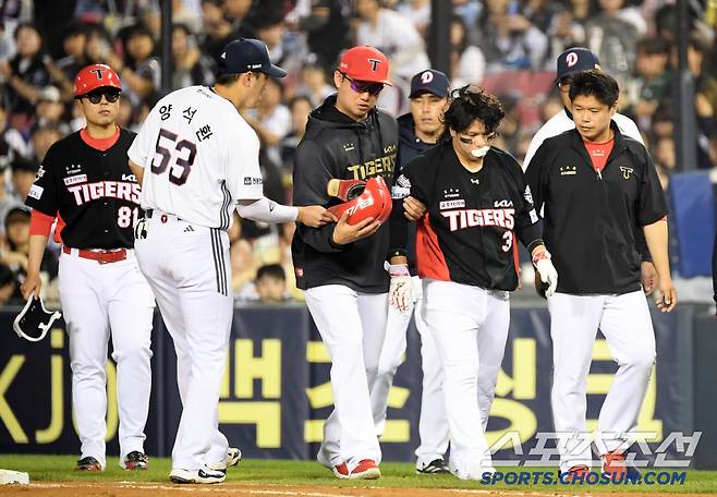 큰 부상은 피했지만 부축을 받으며 경기장을 빠져나간 김선빈
