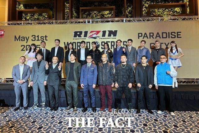 '라이진 월드 시리즈 인 코리아'에 출전하는 한일 양국 선수들이 사카키바라 노부유키(아랫줄 가운데) 라이진 CEO와 함께 16일 인천 중구 운서동 파라다이스시티에서 열린 대회 기자회견을 마치고 기념촬영을 하고 있다. /이상빈 기자