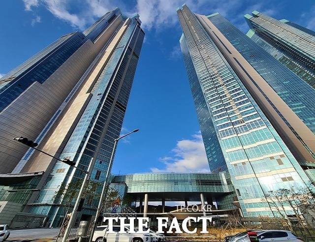 부산 해운대 초고층 주거복합단지 엘시티(LCT) 시행사 실소유주 이영복 청안건설 회장의 아들 이모(51) 씨가 이번엔 주식 투자 사기 혐의로 경찰 수사를 받고 있다. 서울 강남경찰서는 18일 특정범죄가중처벌법상 사기 혐의를 받는 이 씨를 불구속 입건해 수사하고 있다고 밝혔다. /부산=김신은 기자