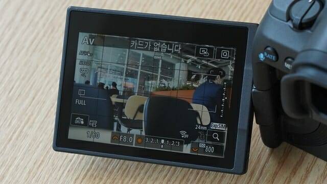 LCD 모니터는 210만 화소로 셀피 촬영에도 활용할 수 있다. (사진=지디넷코리아)