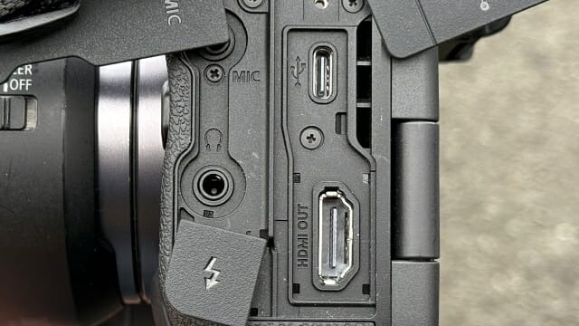 영상 출력용 HDMI 단자가 표준(A) 단자로 교체됐다. USB 단자는 충전 기능을 겸한다. (사진=지디넷코리아)