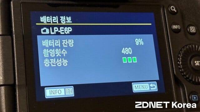 기본 배터리는 완전 충전 후 최대 500장 가까이 촬영 가능하다. (사진=지디넷코리아)