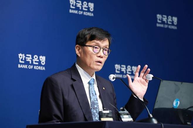 이창용 한국은행 총재가 17일 금융통화위원회 기준금리 동결 후 열린 통화정책방향 관련 기자간담회에서 발언하고 있다. 한국은행