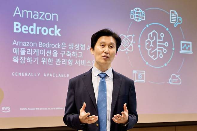윤정원 AWS코리아 공공부문 대표가 18일 오전 서울 강남구 AWS 코리아 오피스에서 진행된 'AWS 공공부문 기자간담회'에서 발표하고 있다. AWS 코리아 제공