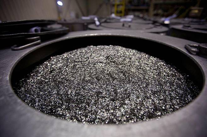 네오디뮴은 확성기, 컴퓨터 하드 드라이브 제작 시 필요한 강력한 자석을 만드는데 사용되는 희토류 원소이다