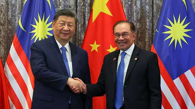 이번 주 시진핑 중국 국가주석은 경제 협력을 위한 동남아시아 순방의 일환으로 안와르 이브라힘 말레이시아 총리를 만났다