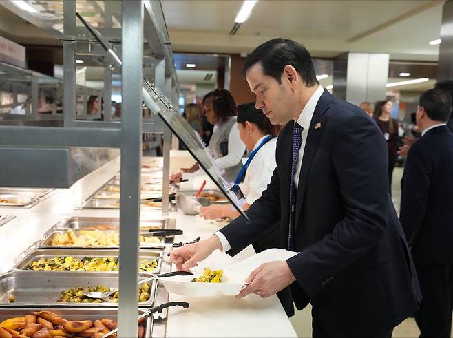 마코 루비오 미 국무장관이 올해 1월 취임 직후 국무부 청사 1층에 있는 카페테리아를 찾은 모습. /X(옛 트위터)