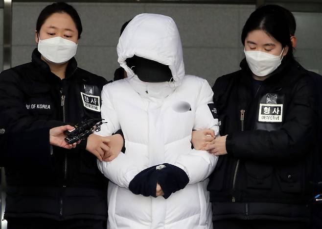 '의붓아들'을 학대해 숨지게 한 계모 A씨가 지난 2023년 2월 검찰 송치를 위해 경찰서를 나서는 모습. /뉴스1