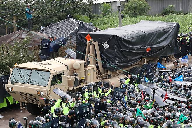 경북 성주군 초전면 소성리로 사드(THAAD·고고도미사일방어체계) 잔여발사대 4기가 들어가고 있다. 경찰이 밤샘 작전으로 진입로를 막고 있던 시위대를 해산 한 후 사드장비의 이동로를 확보했다. /뉴스1