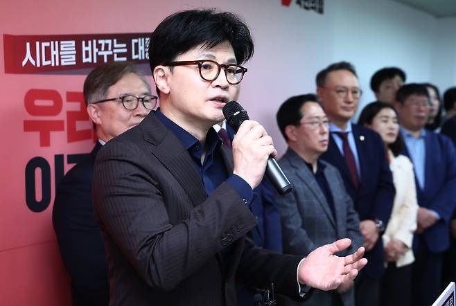 한동훈 국민의힘 대선 경선 후보가 18일 서울 여의도에 마련된 국민먼저캠프 사무실에서 캠프 인사 발표 기자회견을 하고 있다. /뉴스1