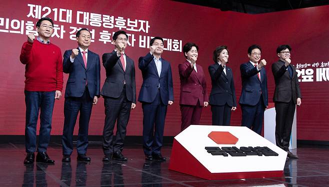 18일 서울 강서구 ASSA아트홀에서 열린 '제21대 대통령후보자 국민의힘 1차 경선 후보자 비전대회' 에 참석한 후보들이 기념촬영 하고 있다. 왼쪽부터 유정복, 홍준표, 김문수, 안철수, 양향자, 나경원, 이철우, 한동훈 후보. /국회사진기자단  ]