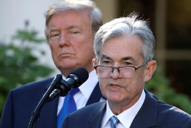 지난 2017년 11월 2일 도널드 트럼프(왼쪽) 미국 대통령이 백악관 로즈가든에서 제롬 파월 연방준비제도(연준·Fed) 의장을 쳐다보고 있다. ⓒAP/뉴시스