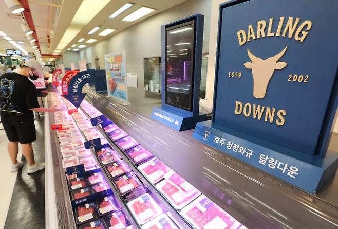 서울 시내의 한 이마트 매장에서 시민들이 물건을 고르고 있다.ⓒ뉴시스