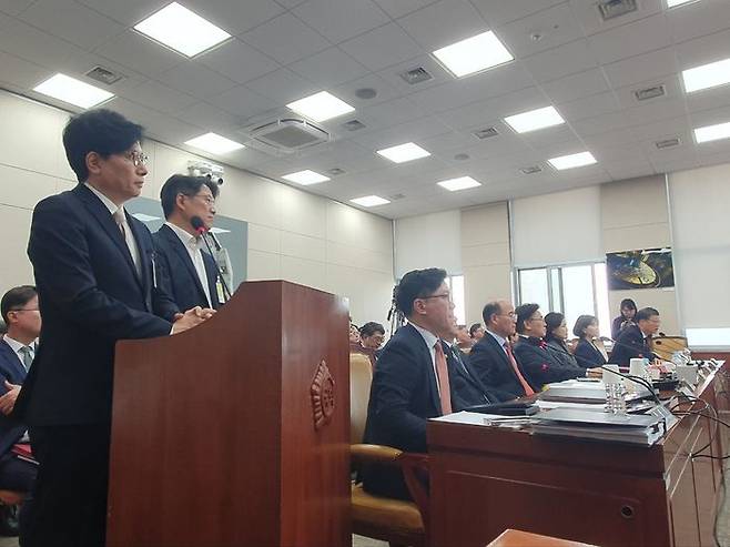 18일 서울 여의도 국회에서 열린 제424회 국회(임시회) 과학기술방송통신위원회 제2차 전체 회의서 신동호 EBS 사장(맨 왼쪽)과 김유열 EBS 사장(맨 오른쪽)이 국회 질의에 답변하고 있다.ⓒ데일리안 조인영 기자