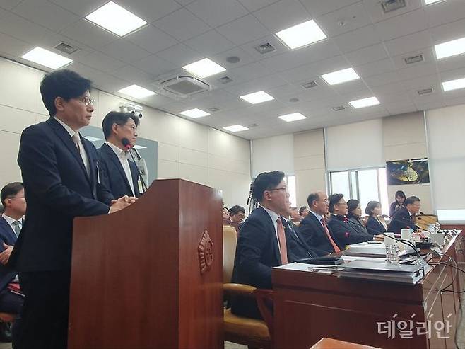 18일 서울 여의도 국회에서 열린 제424회 국회(임시회) 과학기술방송통신위원회 제2차 전체 회의서 신동호 EBS 사장(맨 왼쪽)과 김유열 EBS 사장(맨 오른쪽)이 국회 질의에 답변하고 있다.ⓒ데일리안 조인영 기자