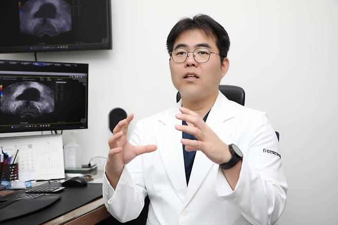 인천힘찬종합병원 비뇨의학과 이장희 과장이 비뇨기 질환의 조기 치료에 관해 설명하고 있다.  인천힘찬종합병원 제공