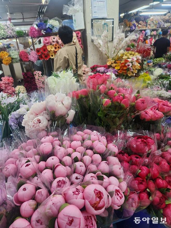 양재동 화훼공판장 생화 매장 영업시간은 밤 11시 반~이튿날 낮 12시, 분화 매장은 오전 7시~저녁 7시다. 이설 기자 snow@donga.com