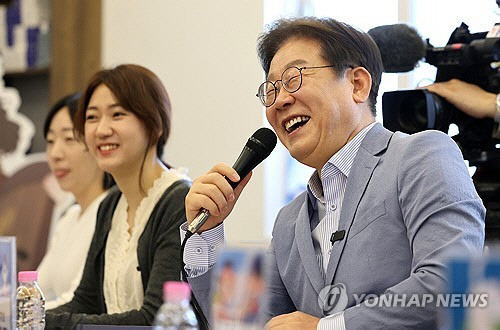 더불어민주당 이재명 전 대표가 18일 대구 북구 사회혁신커뮤니티연구소 협동조합 소이랩에서 열린 K-콘텐츠 기업 간담회에 참석해 발언하고 있다. [대구=연합뉴스]