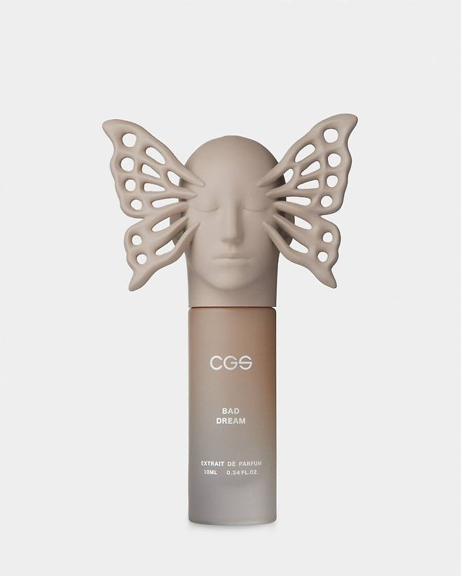 CGS의 배드 드림. 스파이시한 노트 위로 장미와 아이리스가 아련하게 스며든 뒤엔 바닐라와 통카빈의 따스한 잔향이 꿈의 경계를 허문다.
