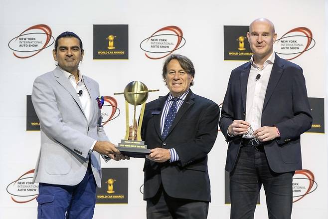 16일(현지시간) '2025 월드카 어워즈'에서 스티븐 센터(가운데) 기아 미국법인 최고운영책임자(COO)가 더 기아 EV3 '세계 올해의 차' 선정 발표 후 주최측과 기념촬영을 하고 있다.