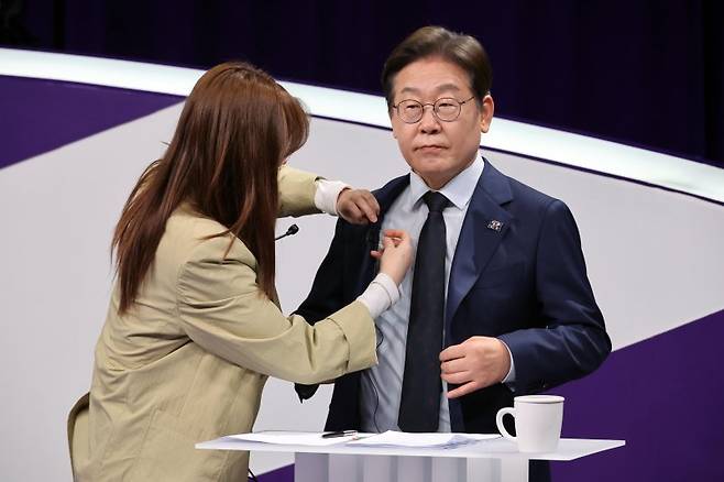 첫 TV 토론회 나서는 이재명 후보 (서울=연합뉴스) 더불어민주당 대선 경선 주자인 이재명 후보가 18일 서울 마포구 상암동 MBC에서 첫 TV 토론회를 준비하고 있다. 2025.4.18 [국회사진기자단] utzza@yna.co.kr (끝)