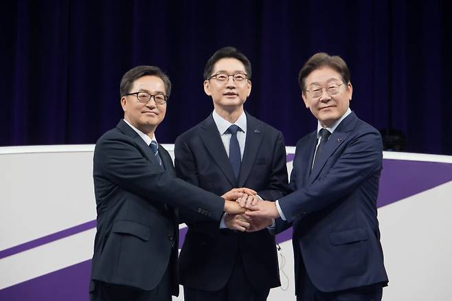 민주당 대선 경선 후보 첫 TV 토론회 (서울=연합뉴스) 더불어민주당 대선 경선 주자인 이재명(오른쪽부터)·김경수·김동연 후보가 18일 서울 마포구 상암동 MBC에서 첫 TV토론회를 시작하기에 앞서 기념촬영 하고 있다. 2025.4.18 [국회사진기자단] utzza@yna.co.kr (끝)