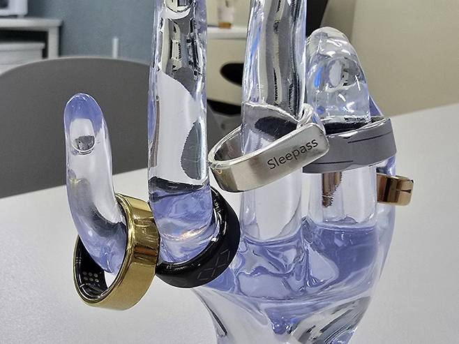 드림랩이 개발한 슬리패스 스마트 링 샘플.