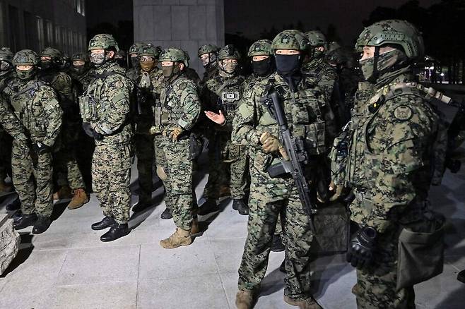 2024년 12월3일 윤석열 전 대통령이 계엄령을 선포한 뒤 특수전사령부 군인들이 서울 국회의사당 울타리 안에 들어와 있다. AFP 연합뉴스