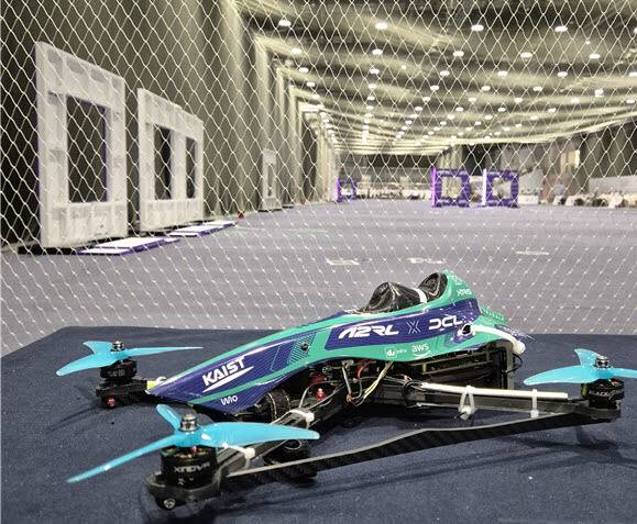 지난 12일 아부다비 자율 레이싱 대회에 출전한 심현철 카이스트 교수팀의 레이싱 드론. 카이스트 제공