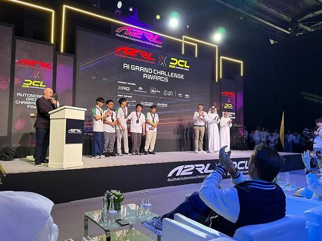 아부다비 자율 레이싱 대회 시상대에 오른 카이스트팀. 카이스트 제공