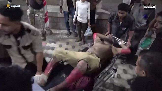 18일(현지시각) 예멘 서부 라스 이사 연료 항구를 미군이 공습해 부상당한 이들이 구급차를 타고 병원에 도착하고 있다. 알마시라 텔레비전 영상 갈무리. AFP 연합뉴스